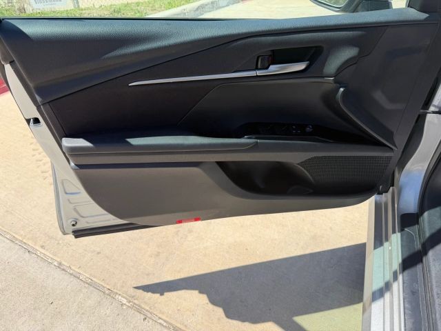 Toyota Camry Vehicle Full-screen Gallery Image 10