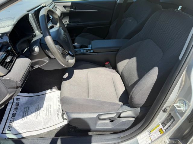 Toyota Camry Vehicle Full-screen Gallery Image 12