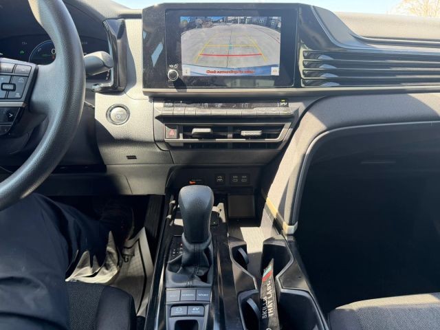 Toyota Camry Vehicle Full-screen Gallery Image 15