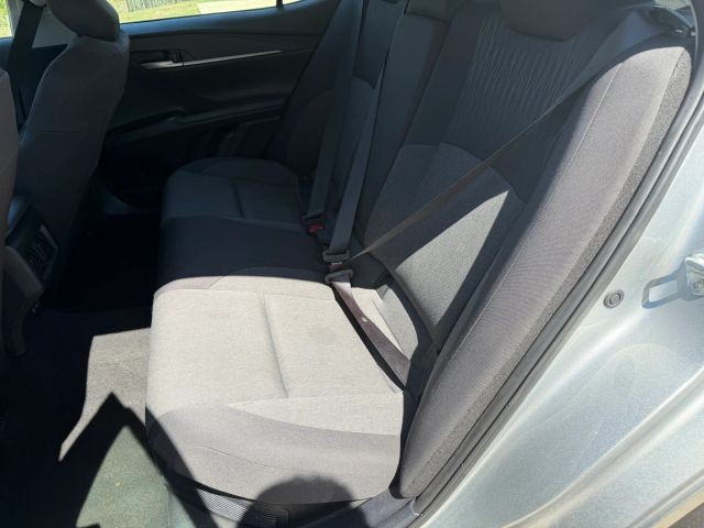 Toyota Camry Vehicle Full-screen Gallery Image 18