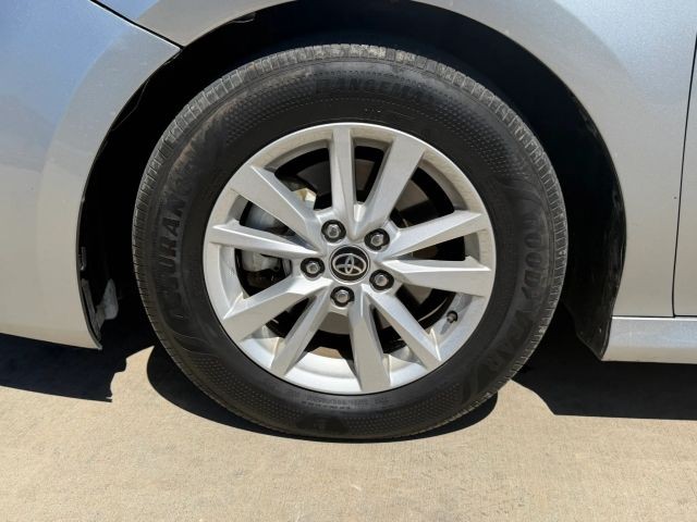 Toyota Camry Vehicle Full-screen Gallery Image 22