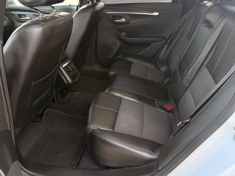 Chevrolet Impala Vehicle Full-screen Gallery Image 13
