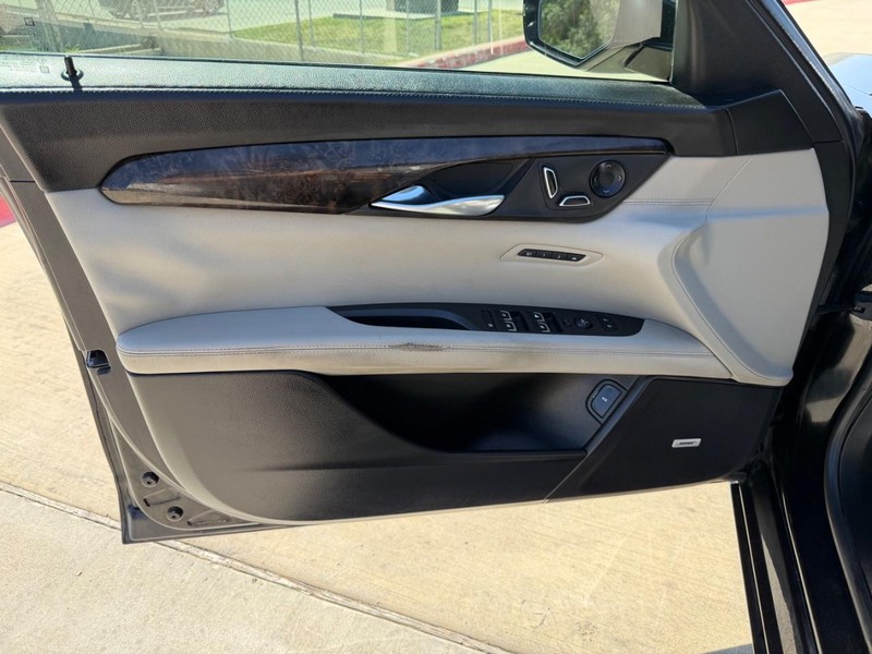 Cadillac CT6 Sedan Vehicle Full-screen Gallery Image 10