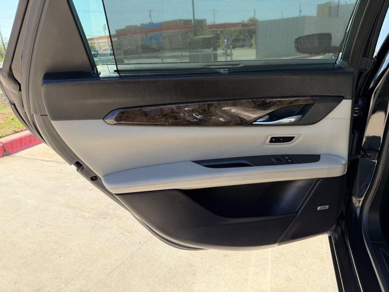 Cadillac CT6 Sedan Vehicle Full-screen Gallery Image 16