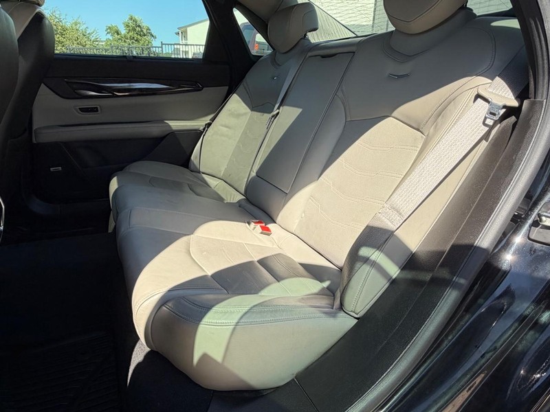 Cadillac CT6 Sedan Vehicle Full-screen Gallery Image 18