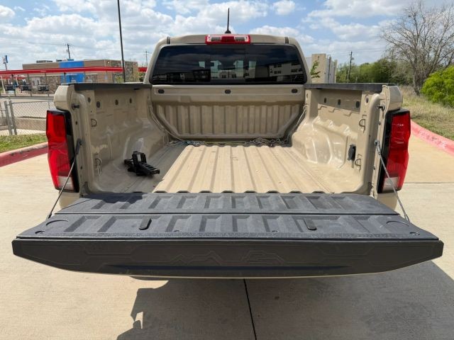 Chevrolet Colorado Vehicle Full-screen Gallery Image 21