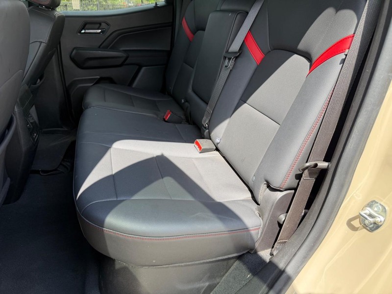 Chevrolet Colorado Vehicle Full-screen Gallery Image 17