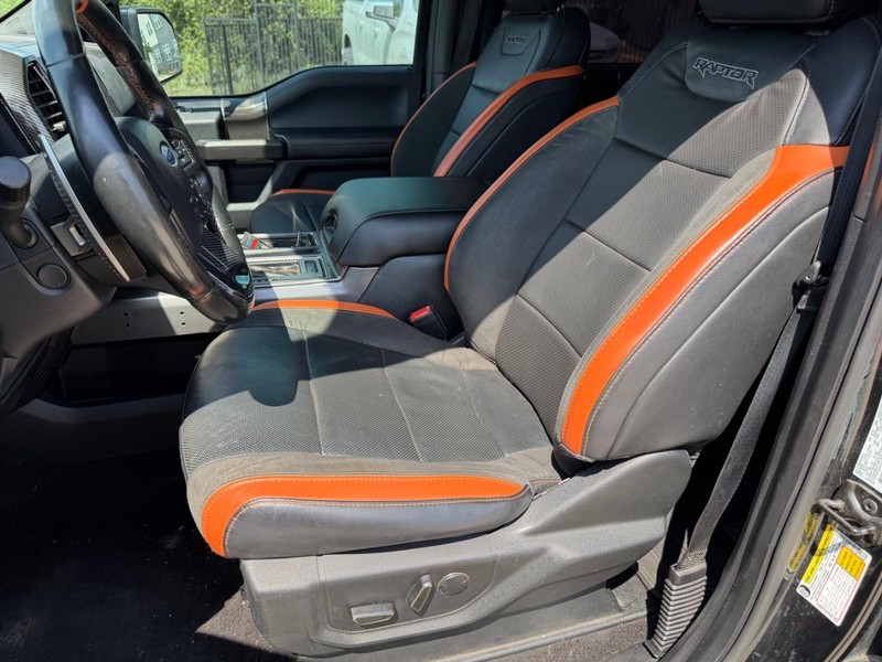 Ford F-150 Vehicle Full-screen Gallery Image 12