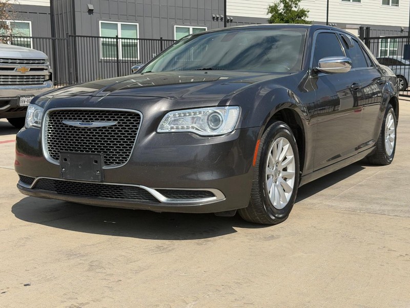 Chrysler 300 Vehicle Full-screen Gallery Image 02