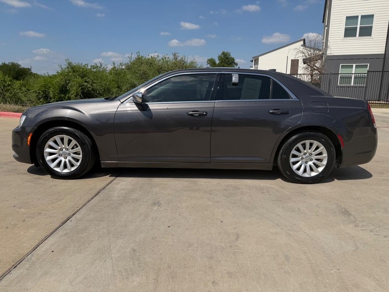 Chrysler 300 Vehicle Full-screen Gallery Image 03