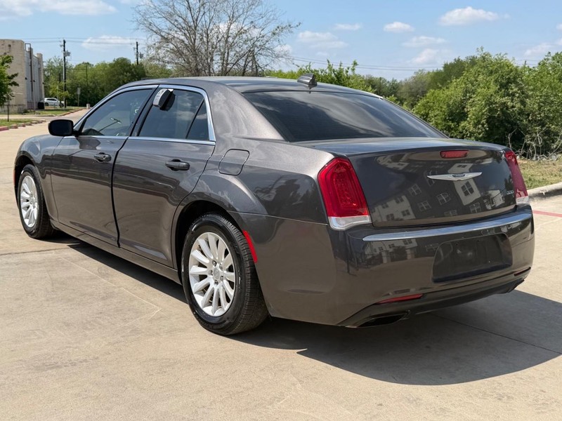 Chrysler 300 Vehicle Full-screen Gallery Image 04