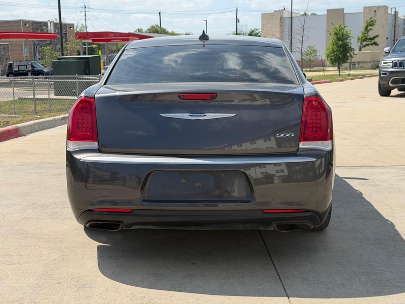 Chrysler 300 Vehicle Full-screen Gallery Image 05