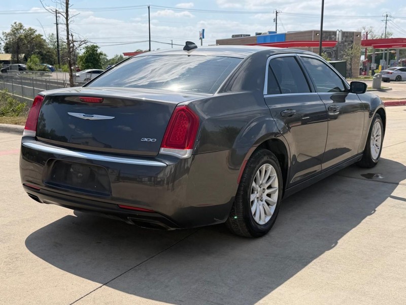 Chrysler 300 Vehicle Full-screen Gallery Image 06