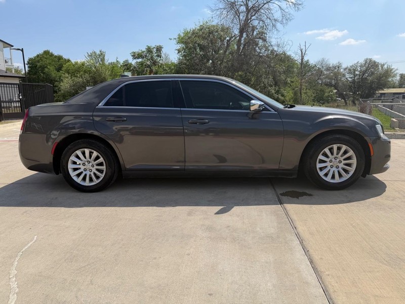 Chrysler 300 Vehicle Full-screen Gallery Image 07