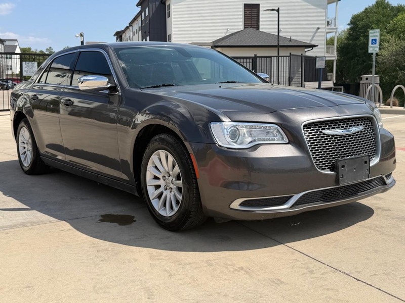 Chrysler 300 Vehicle Full-screen Gallery Image 08