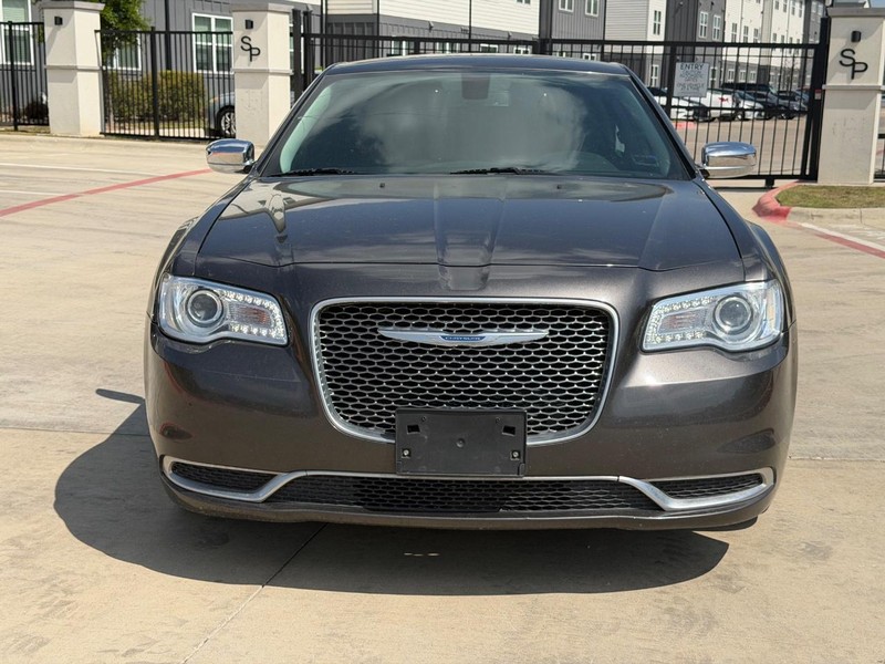 Chrysler 300 Vehicle Full-screen Gallery Image 09