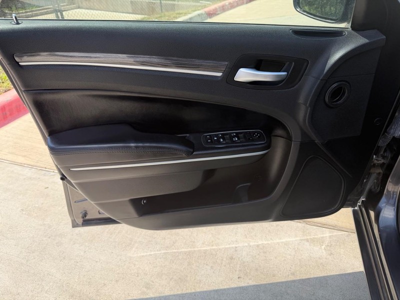 Chrysler 300 Vehicle Full-screen Gallery Image 10