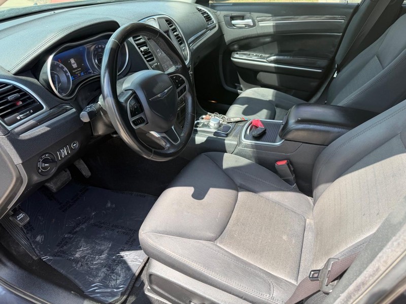 Chrysler 300 Vehicle Full-screen Gallery Image 11