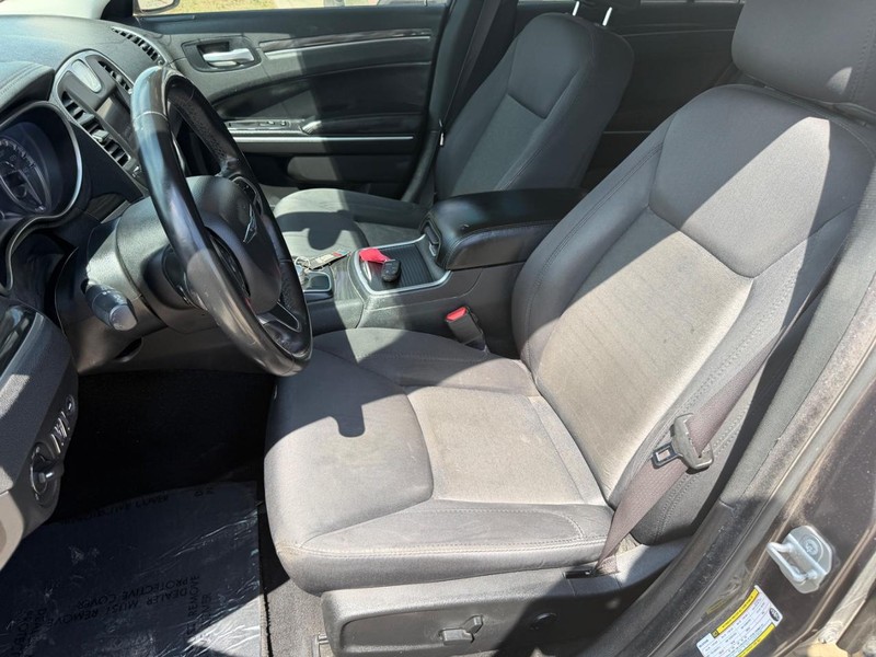 Chrysler 300 Vehicle Full-screen Gallery Image 12