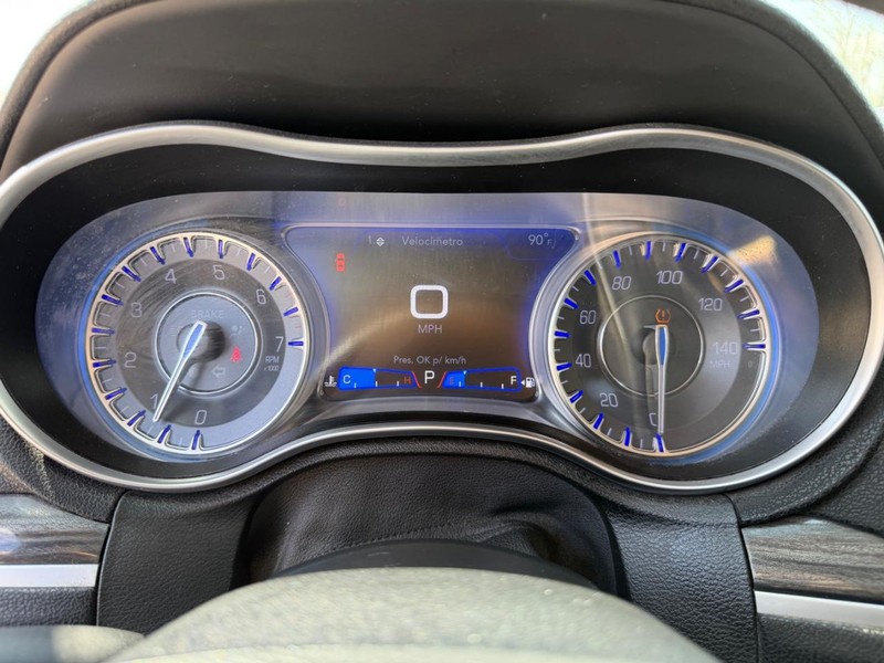 Chrysler 300 Vehicle Full-screen Gallery Image 13