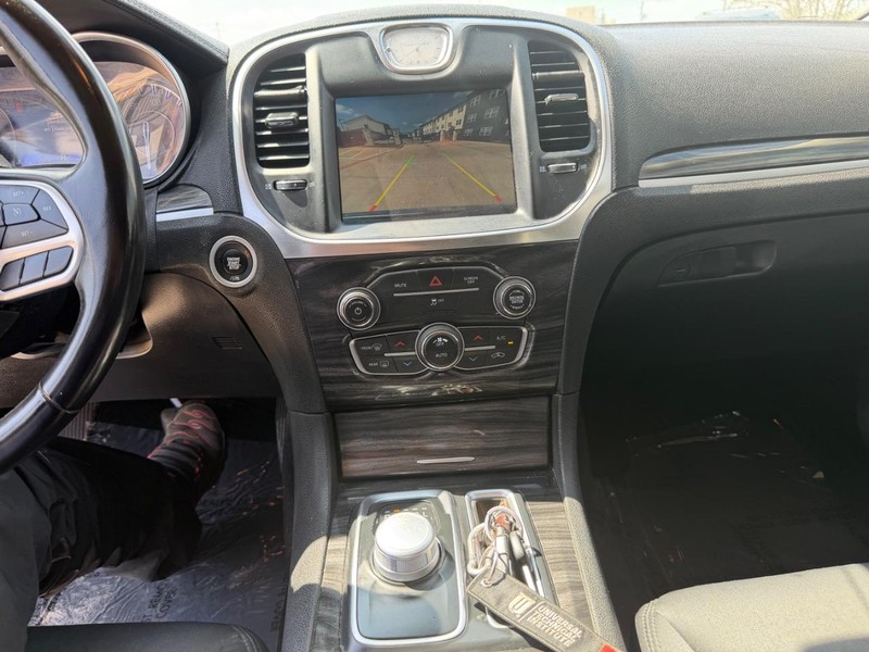 Chrysler 300 Vehicle Full-screen Gallery Image 14