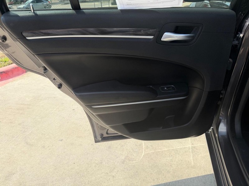 Chrysler 300 Vehicle Full-screen Gallery Image 15