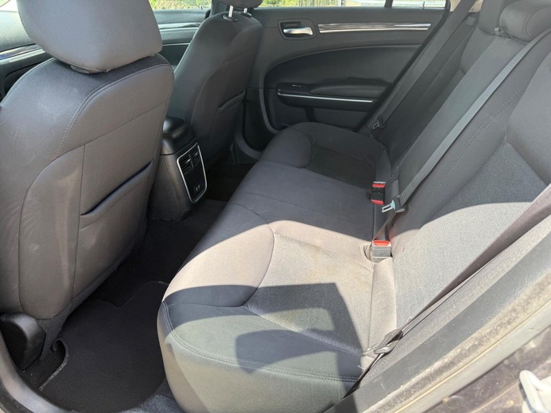 Chrysler 300 Vehicle Full-screen Gallery Image 16