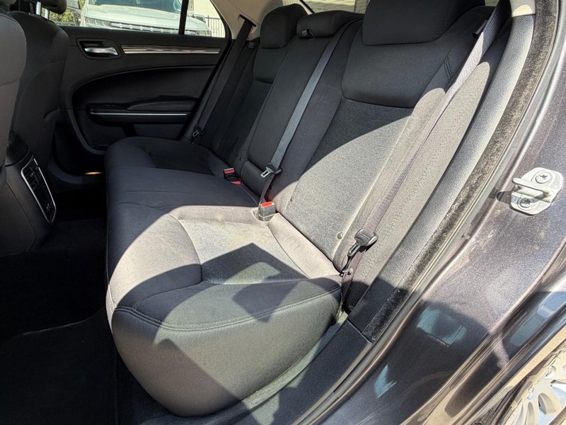 Chrysler 300 Vehicle Full-screen Gallery Image 17