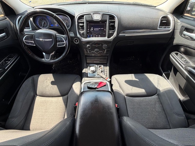 Chrysler 300 Vehicle Full-screen Gallery Image 19