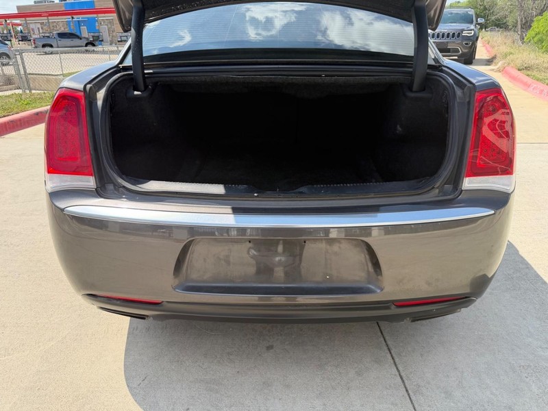 Chrysler 300 Vehicle Full-screen Gallery Image 20