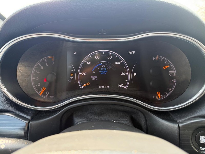 Jeep Grand Cherokee Vehicle Full-screen Gallery Image 13