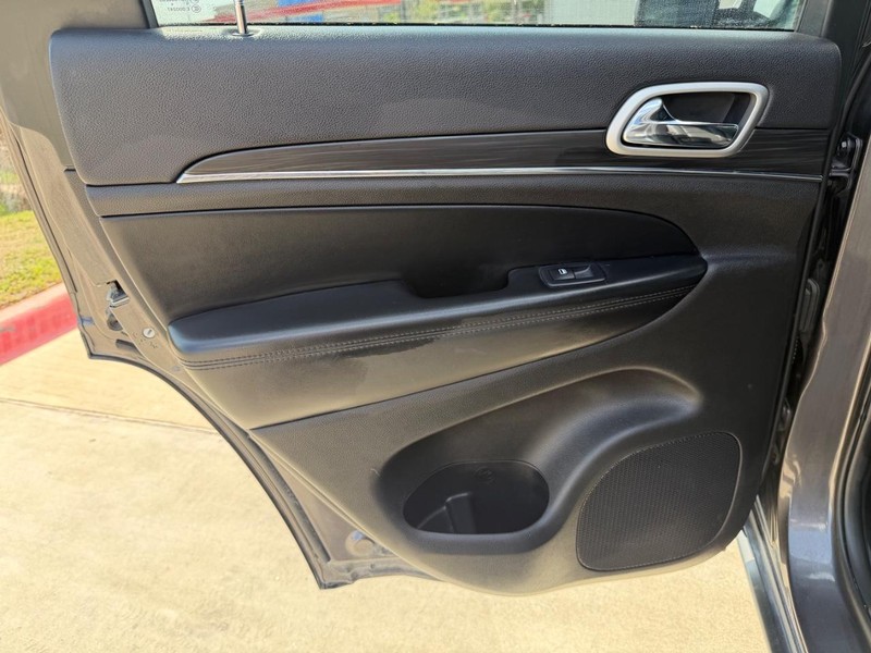 Jeep Grand Cherokee Vehicle Full-screen Gallery Image 16