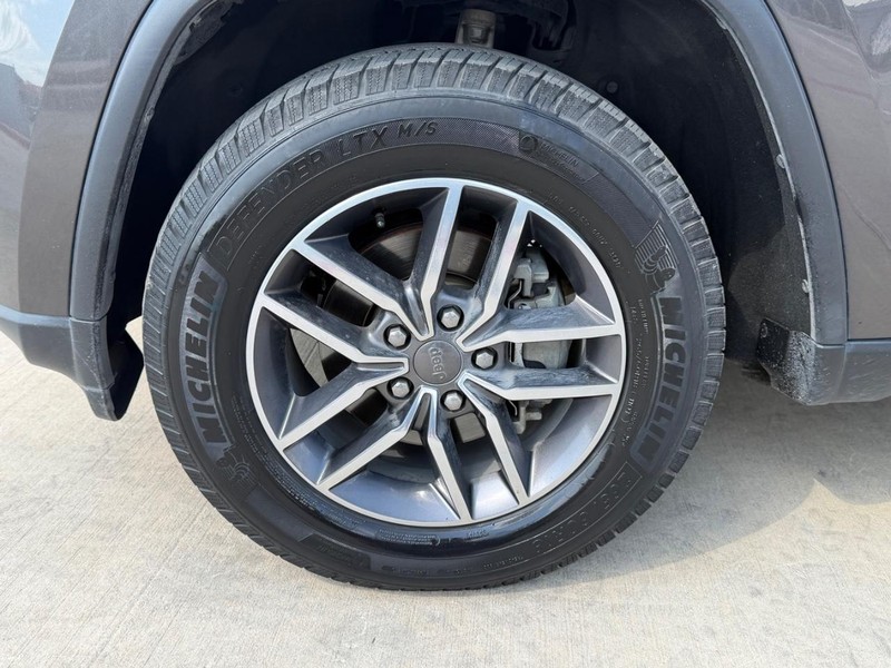 Jeep Grand Cherokee Vehicle Full-screen Gallery Image 23