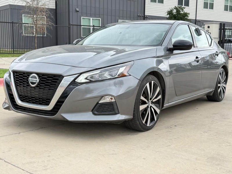 Nissan Altima Vehicle Full-screen Gallery Image 02