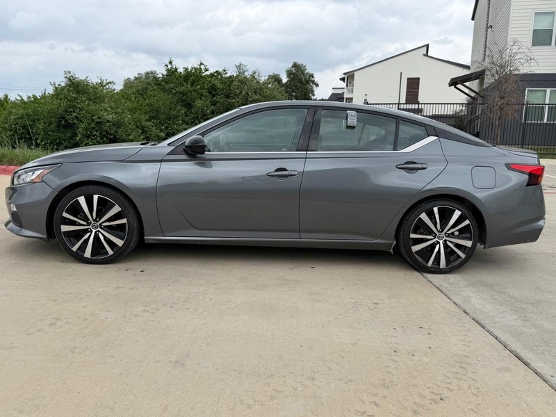 Nissan Altima Vehicle Full-screen Gallery Image 03