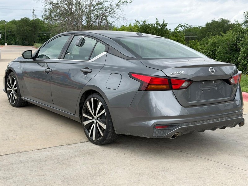 Nissan Altima Vehicle Full-screen Gallery Image 04