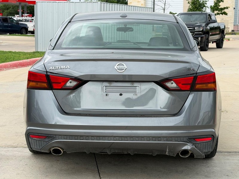 Nissan Altima Vehicle Full-screen Gallery Image 05