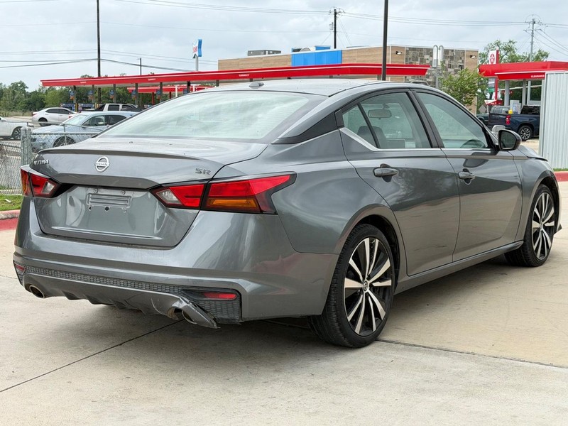 Nissan Altima Vehicle Full-screen Gallery Image 06