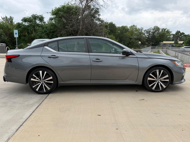 Nissan Altima Vehicle Full-screen Gallery Image 07