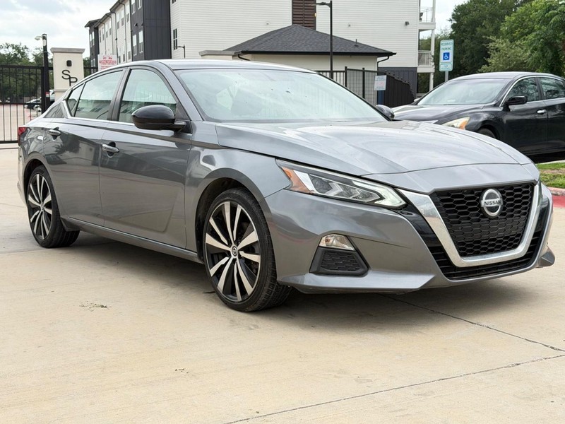 Nissan Altima Vehicle Full-screen Gallery Image 08