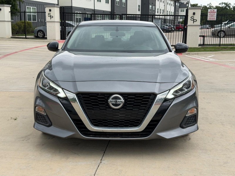 Nissan Altima Vehicle Full-screen Gallery Image 09
