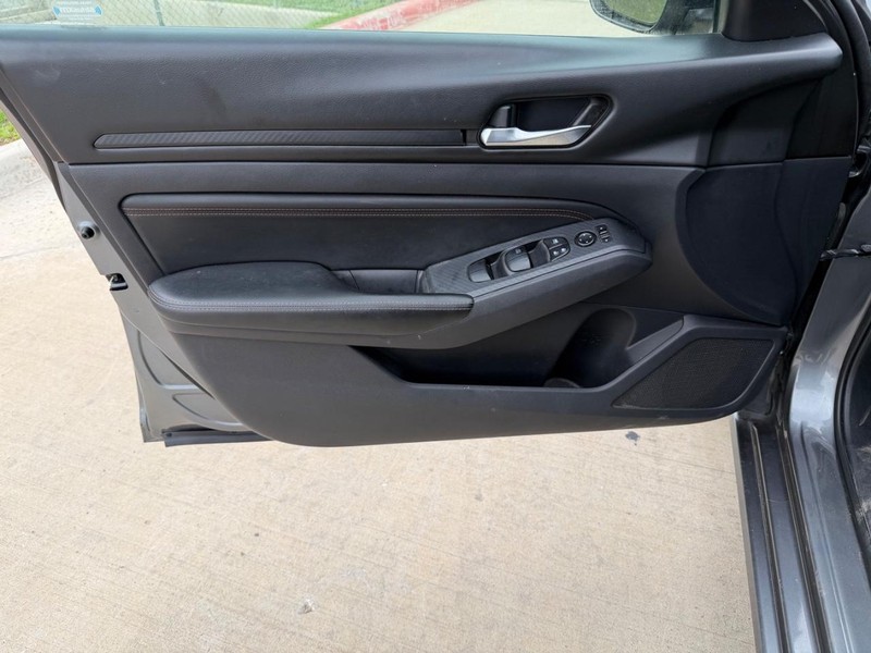 Nissan Altima Vehicle Full-screen Gallery Image 10