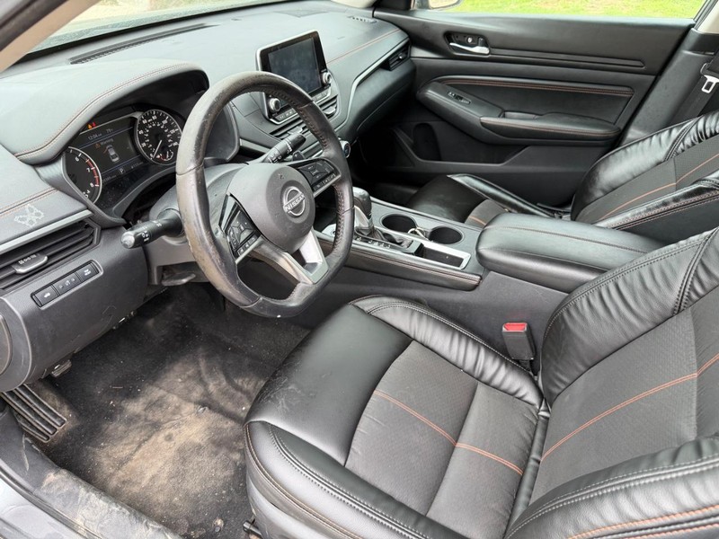 Nissan Altima Vehicle Full-screen Gallery Image 11