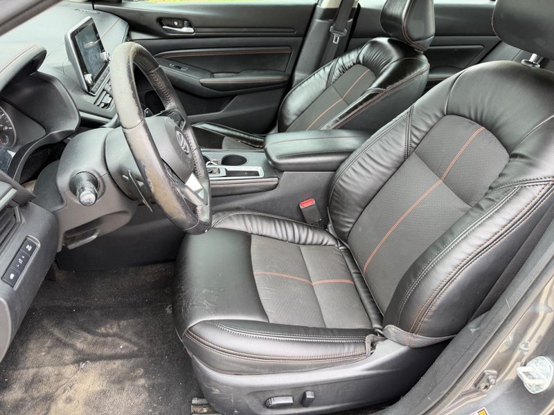 Nissan Altima Vehicle Full-screen Gallery Image 12