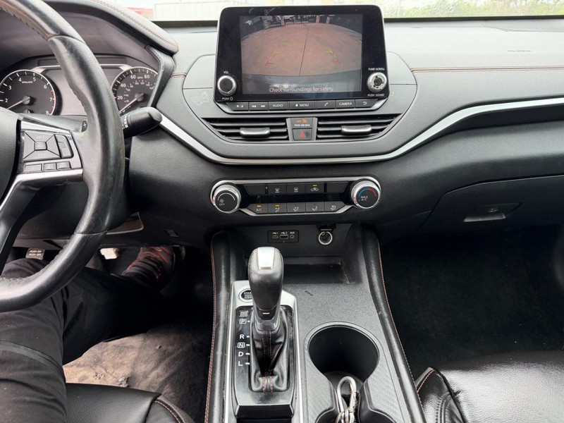 Nissan Altima Vehicle Full-screen Gallery Image 14