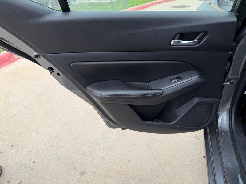 Nissan Altima Vehicle Full-screen Gallery Image 15
