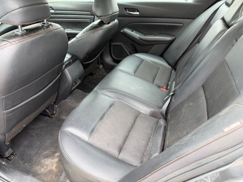 Nissan Altima Vehicle Full-screen Gallery Image 16