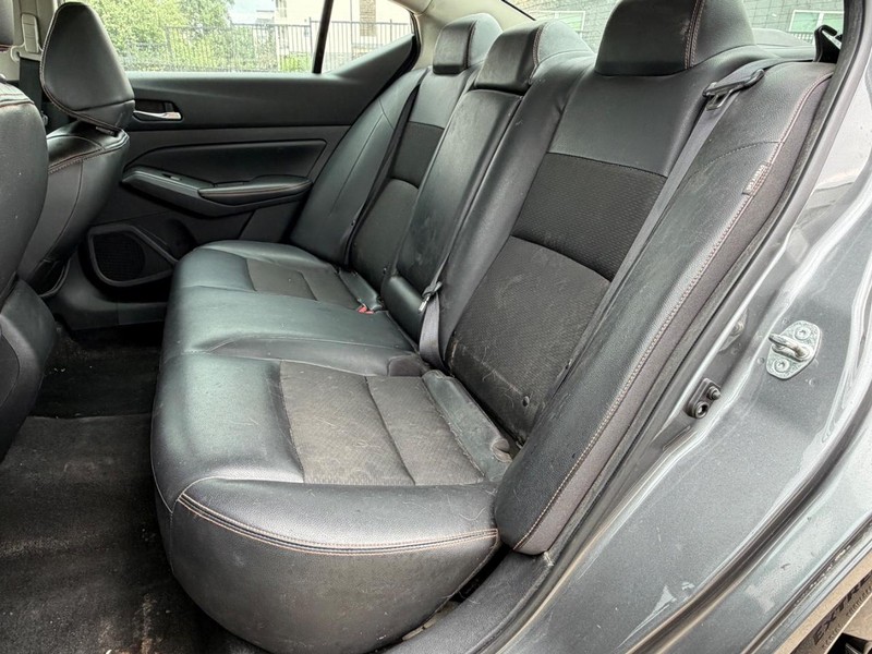 Nissan Altima Vehicle Full-screen Gallery Image 17