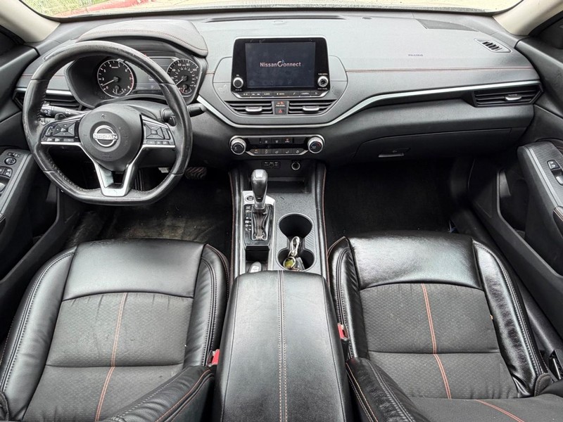 Nissan Altima Vehicle Full-screen Gallery Image 18