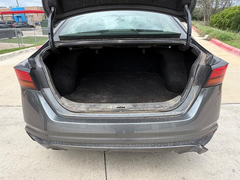 Nissan Altima Vehicle Full-screen Gallery Image 19